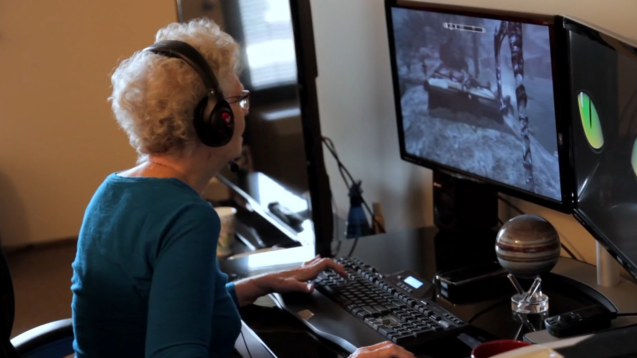 Бабка игра на пк. Ширли карри бабушка геймер. Бабуля за компьютером. Бабушка и компьютер. Старик за компом.
